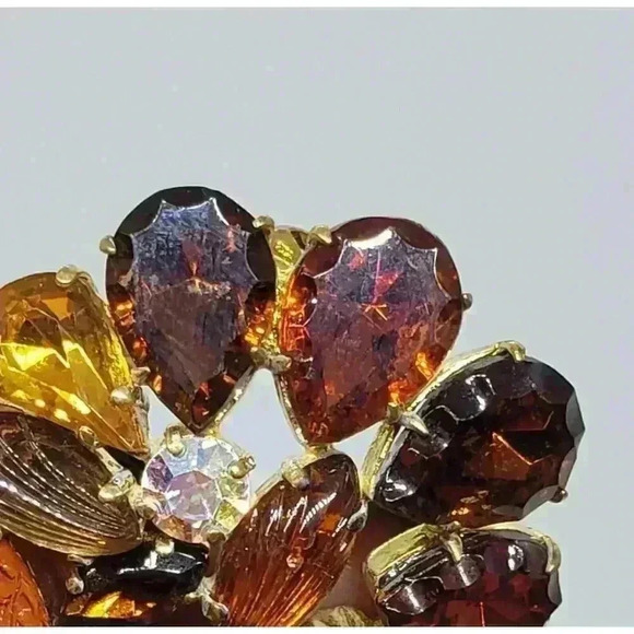 Vintage Brooch RARE Cut Scalloped Rhinestones Molded Glass Flower Gold Wash - Picture 2 of 14